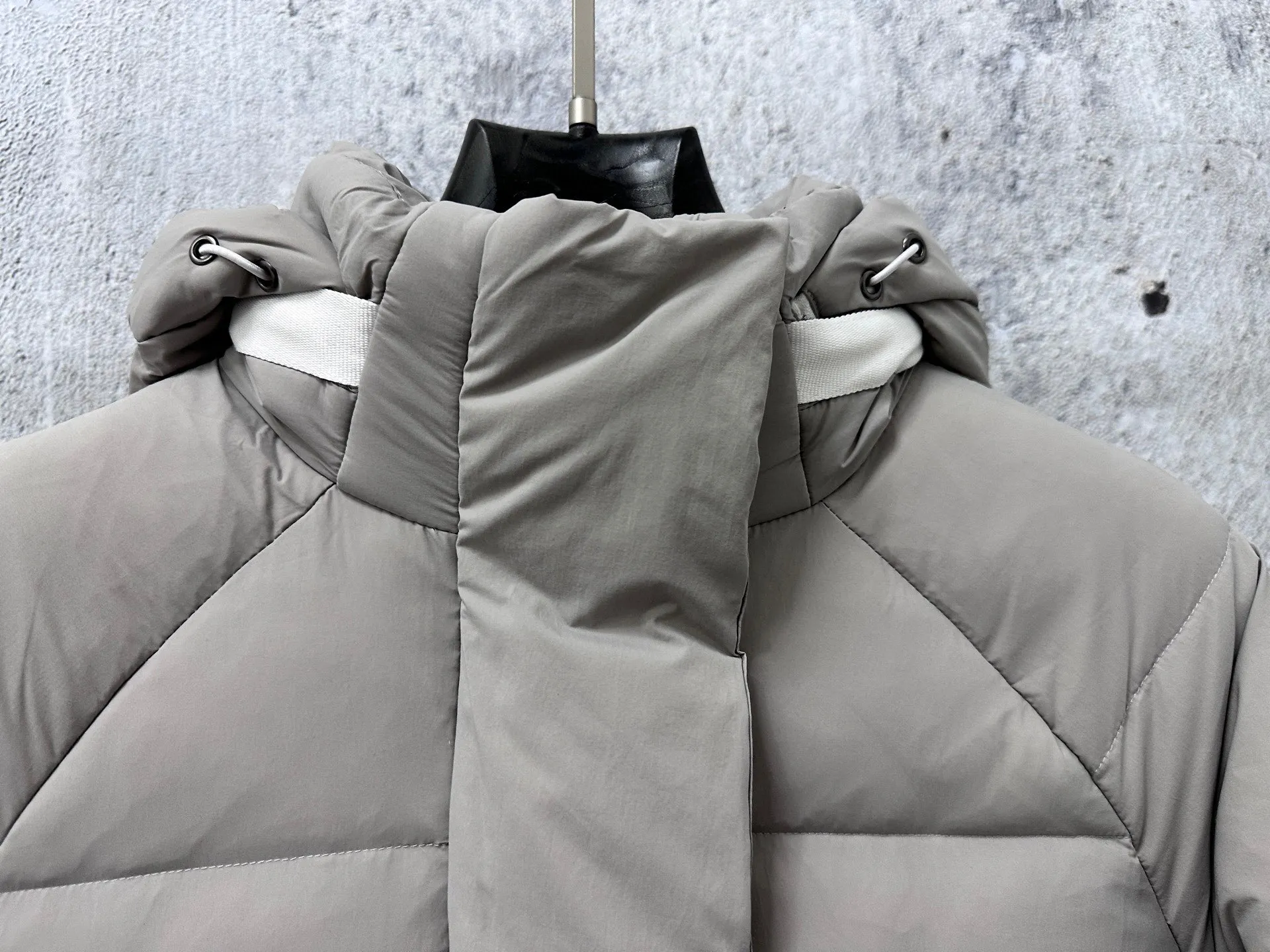 P740 【𝗖𝗔𝗡𝗔𝗗𝗔 𝗚𝗢𝗢𝗦𝗘】Capsule Series Macaron White Label Fabric: Made of soft EnduraLuxe fabric imported from DuPont, CORDURA, USA, which enhances the durability of easy-to-wear parts, is lightweight and durable; the liner is made of 400T anti-velvet gallbladder, which is comfortable, soft and non-velvet. : Equipped with a detachable hood, which can be adjusted in two directions, and is also filled with down, which brings greater softness and wrapping around the head and neck, and is full of warmth. This parka features white trim on the back and sides, and the hardware locks are all original and custom-made to match the muted fabric color. Goose label: The official website’s new series of silicone material labels, non-embroidery labels. Length: Fit hip-length. Size: XS-L